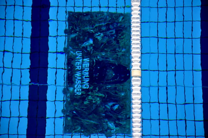реклама под водой в бассейне